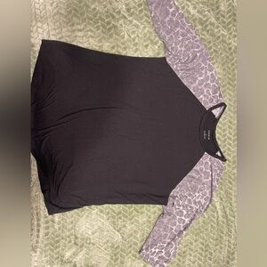 Torrid classic fit 3/4 sleeve tee with gray leopard print on sleeves. Size 2